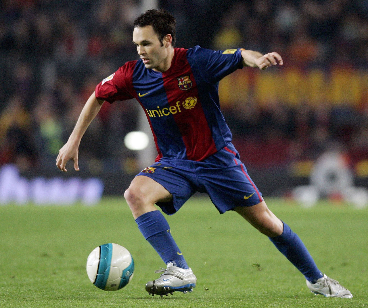 [天下足球]萨拉赫破门 利物浦逆转登顶.