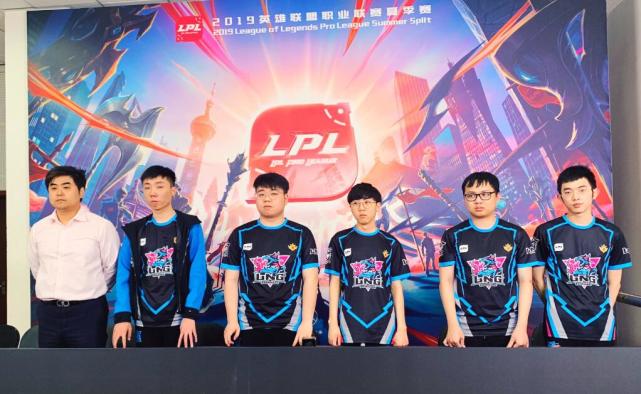 [天下足球]萨拉赫破门 利物浦逆转登顶.