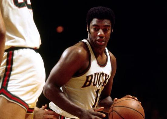 杨瀚森闪耀NBA夏季联赛，开拓者力克鹈鹕